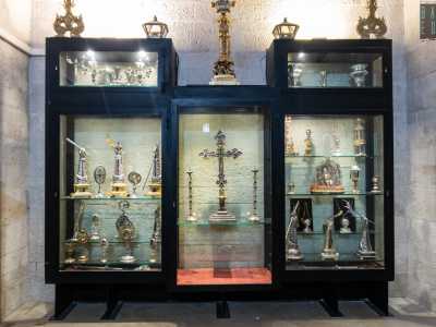 ...all�interno delle quali � esposta la parte pi� rilevante dei doni ricevuti dalla Basilica